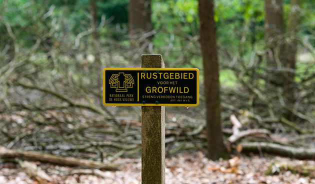 bord met de tekst: Rustgebied voor het grofwild, Streng verboden toegang. Nationaal park de hoge velue